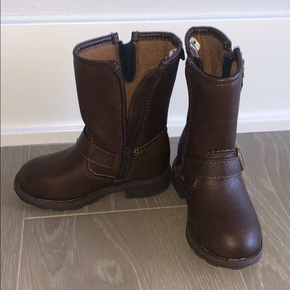 New Carter baby boots size 6. Zipper brown winter
